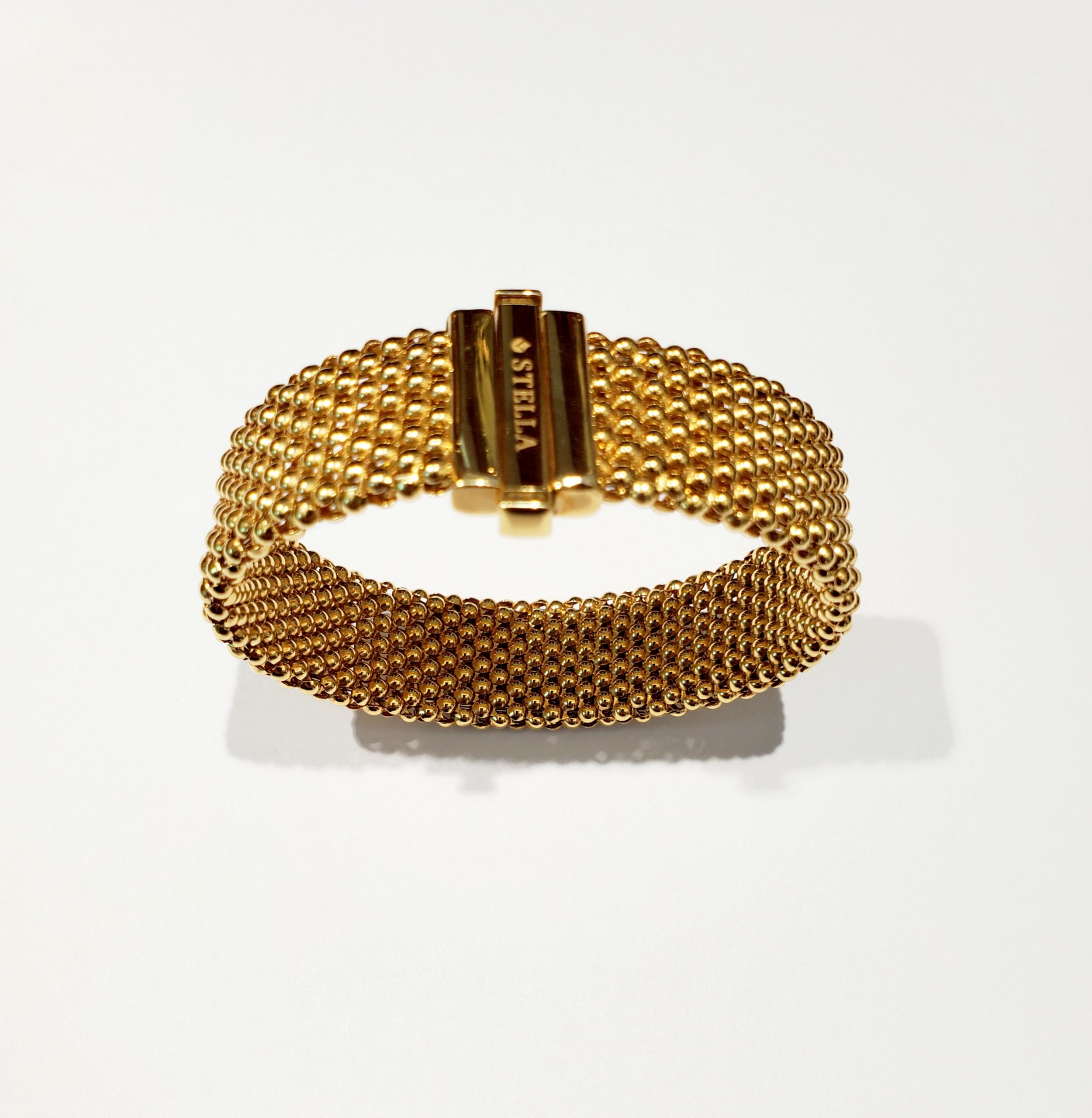 bracciale-a-fascia-stretta-in-oro-gioielleria-senatore-www.gioielleriasenatore.it-1_-scaled.jpg