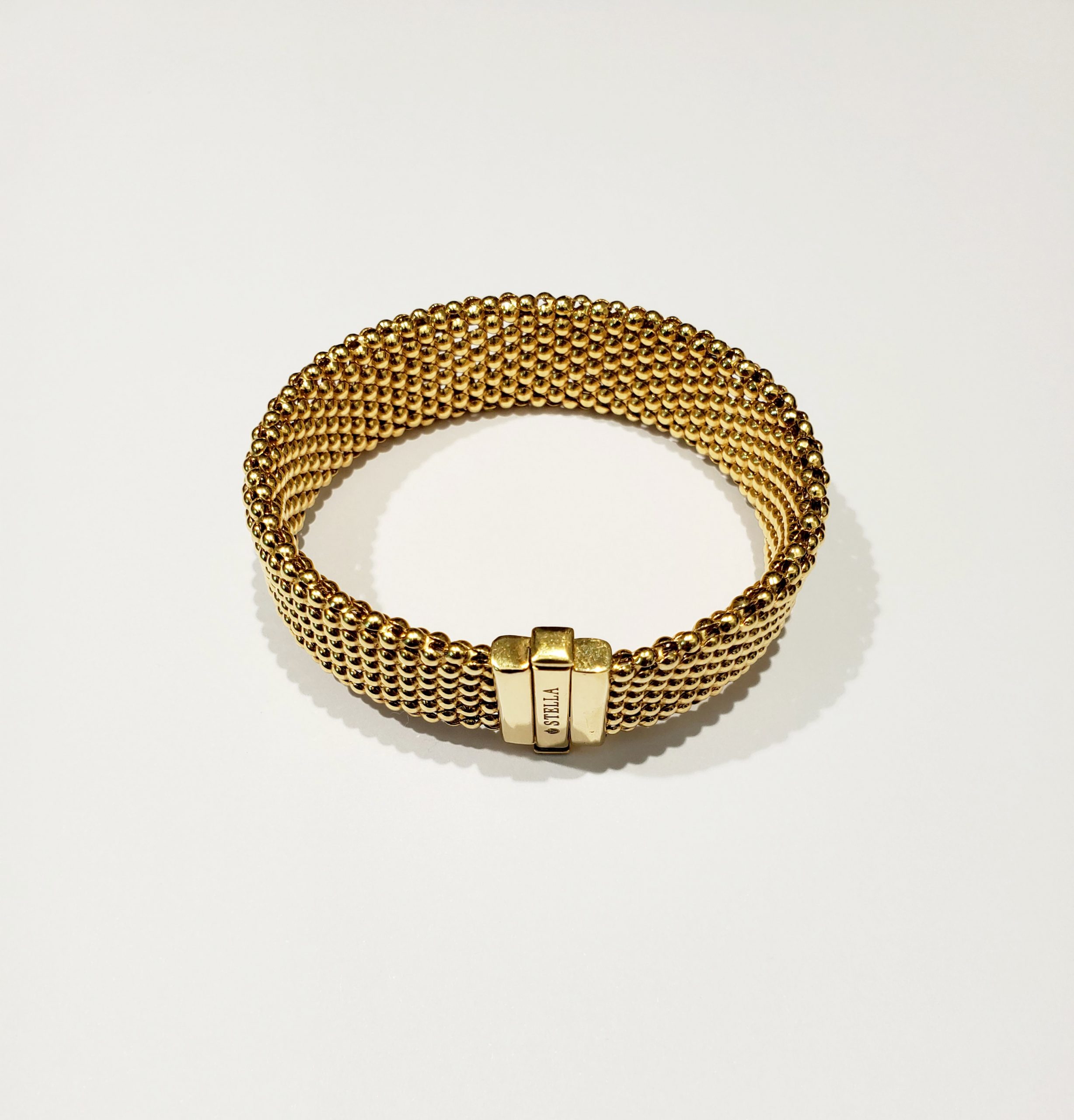 bracciale-a-fascia-stretta-in-oro-gioielleria-senatore-www.gioielleriasenatore.it-eleganza_-scaled.jpg